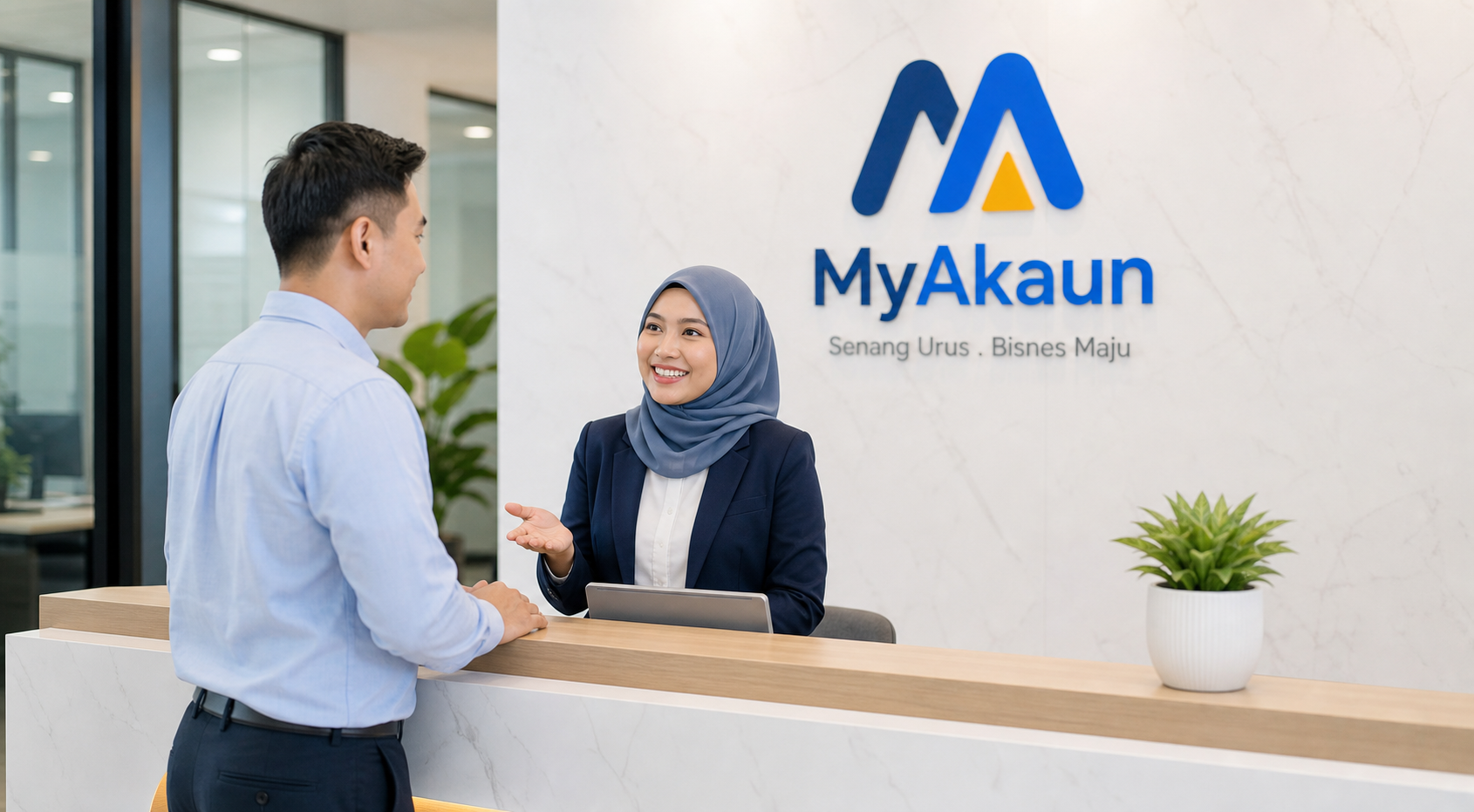 Kakitangan MyAkaun melayan pelanggan di kaunter penerimaan